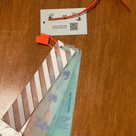 Off-White Keychain - Picture 3 of 3